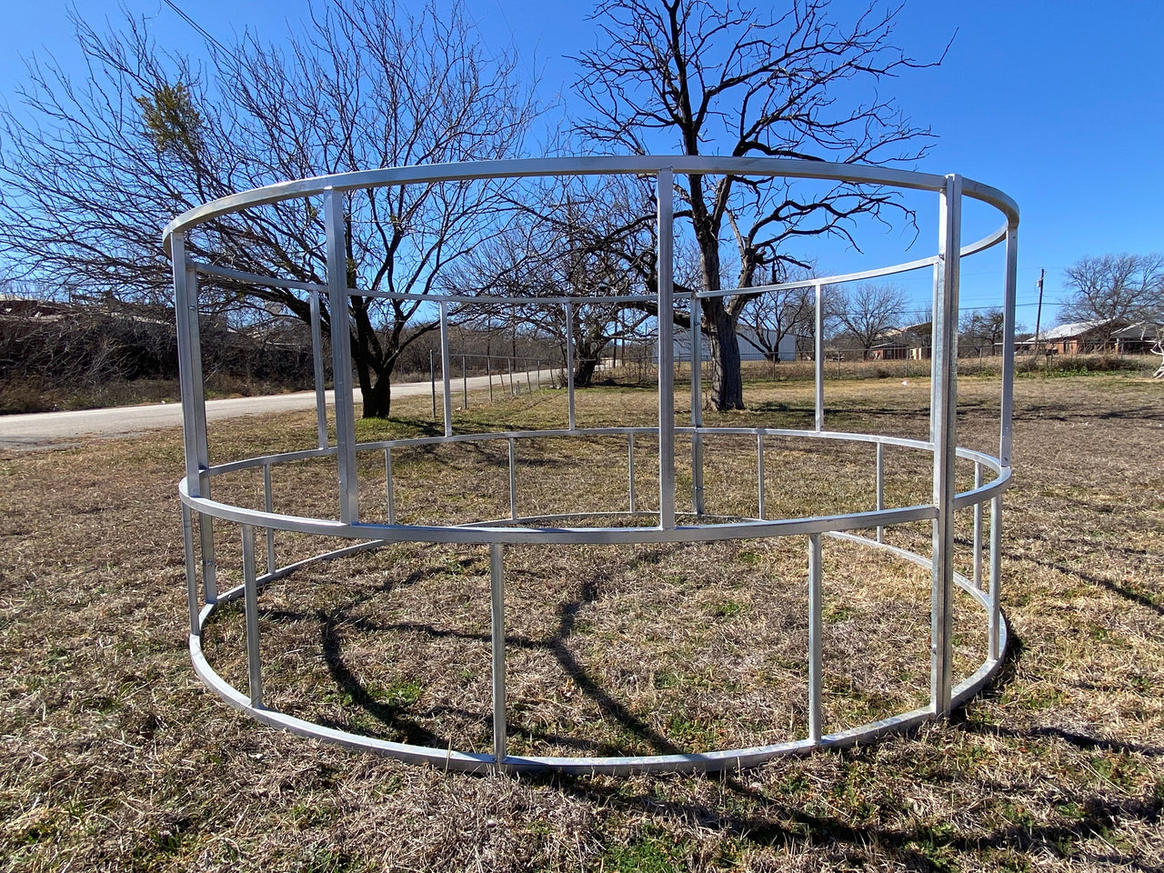 R2 economy straight braced galvanized round bale feeder for cattle