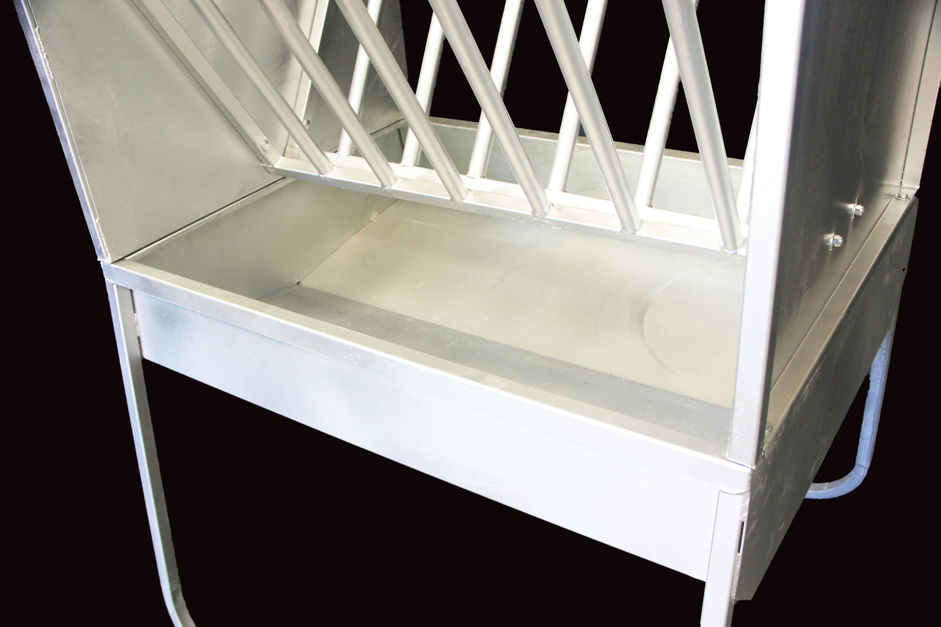 BF04H horse bunk feeder with galvanized V-shaped feed trough bottom