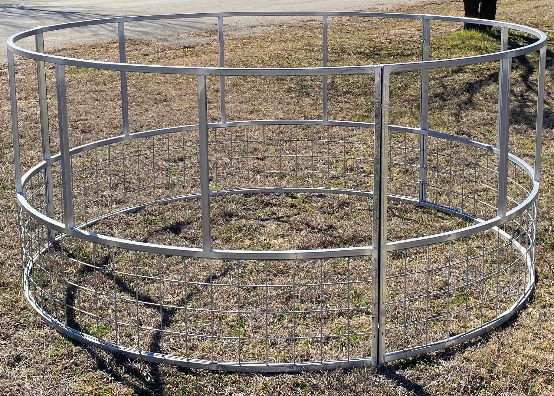 R3 economy round bale feeder with 4x4 wire skirt for cattle