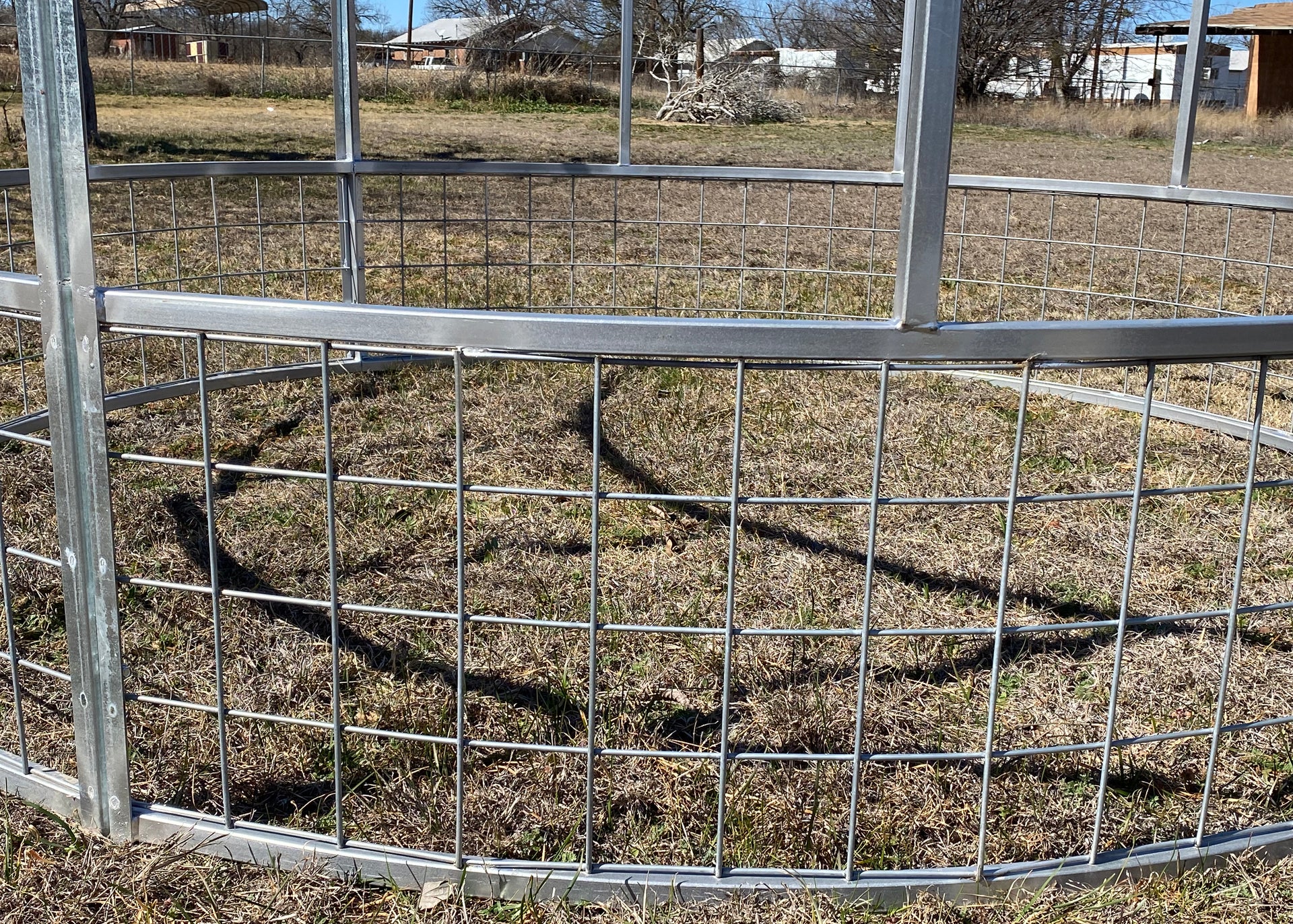 Close up of 4x4 wire mesh skirt on R3 economy round bale feeder