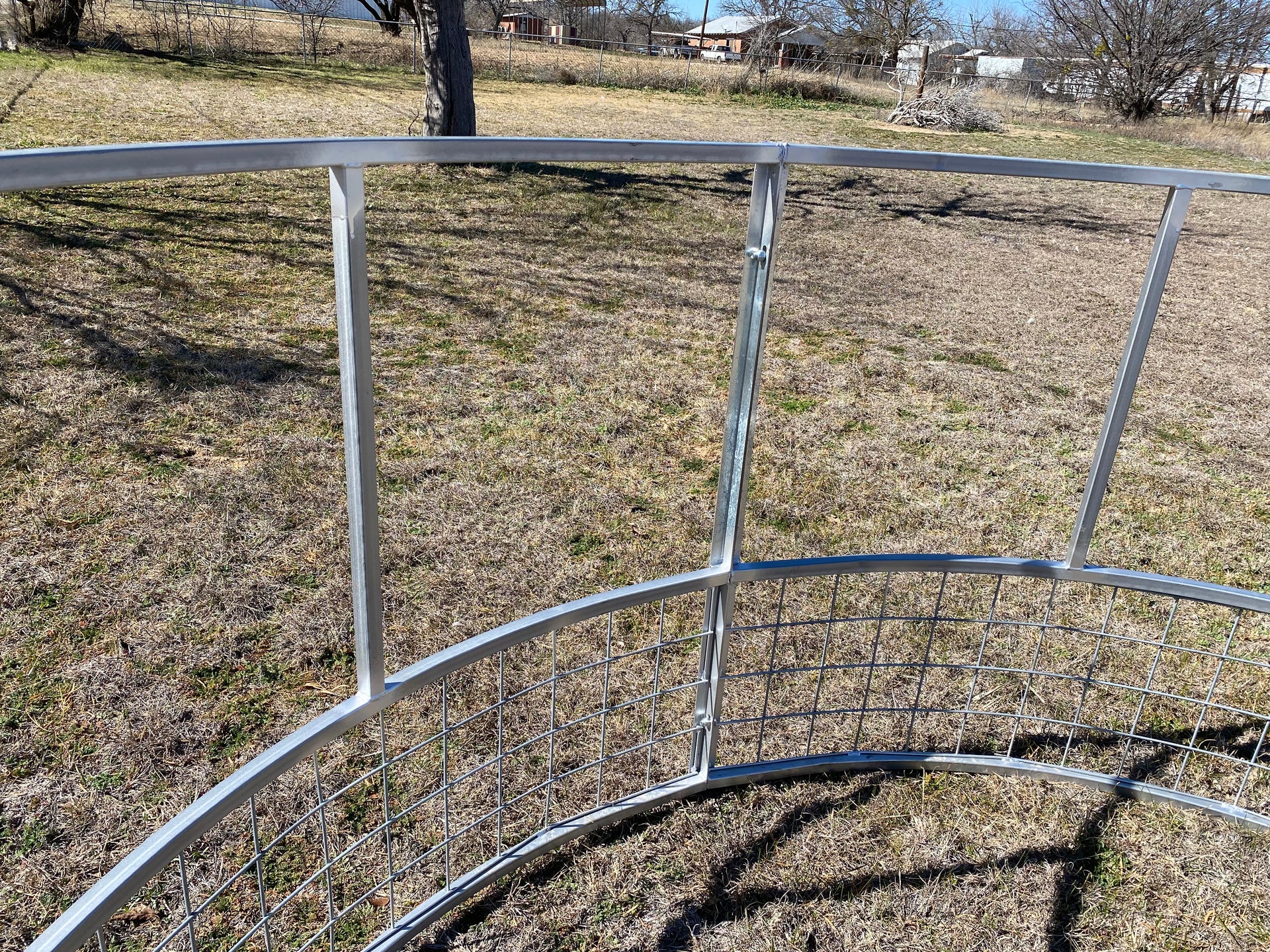 Brace detail on R3 economy round bale feeder with 4x4 wire skirt