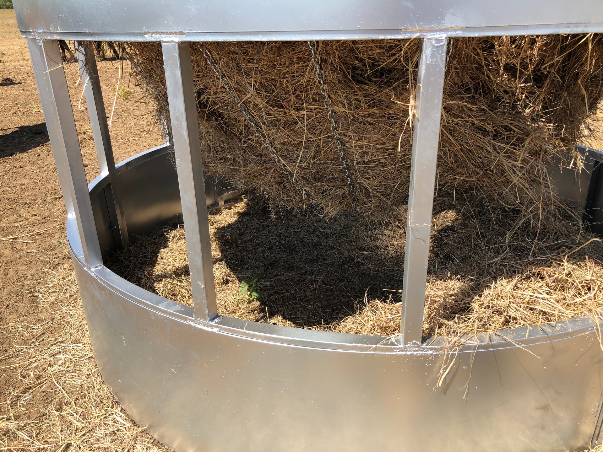 Chain basket suspension system inside R6 heavy duty hay saver round bale feeder